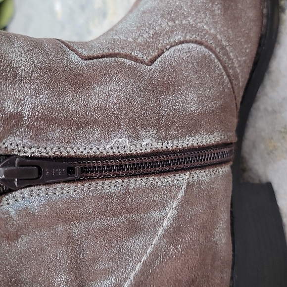 Seychelles Ankle Boots - Suede & Silver Metallic Chelsea Style Western - Picture 14 of 14